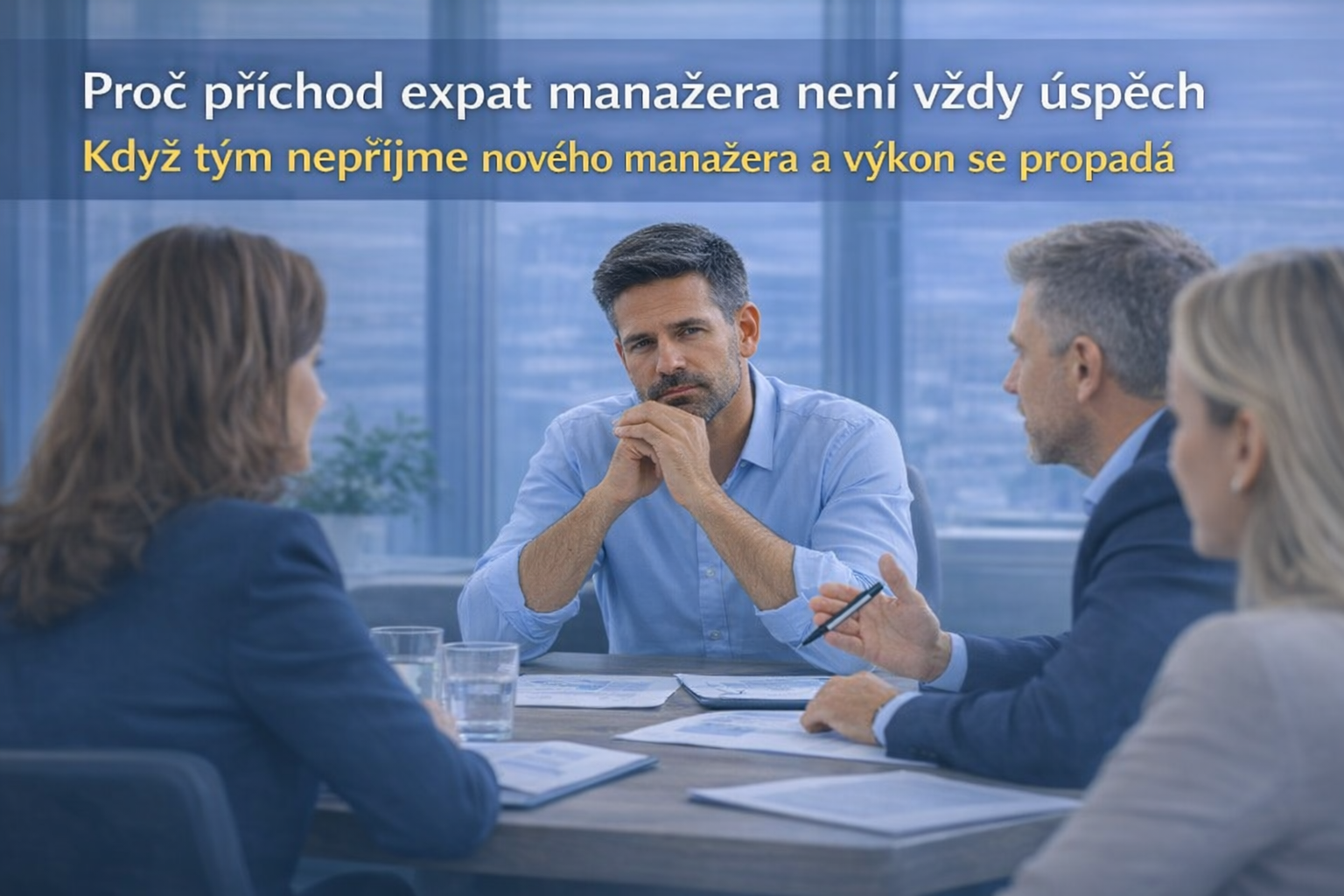 Expat manažer při jednání s českým vedením a HR krátce po nástupu do role, ilustrující situaci, kdy je relokace formálně dokončena, ale týmová adaptace a převzetí vedení ještě nejsou ukotvené.