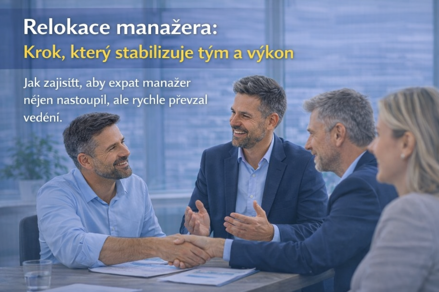 Expat manažer při pracovním setkání s českým vedením a HR během relokace do České republiky, ilustrující pozitivní a řízený přechod do manažerské role.